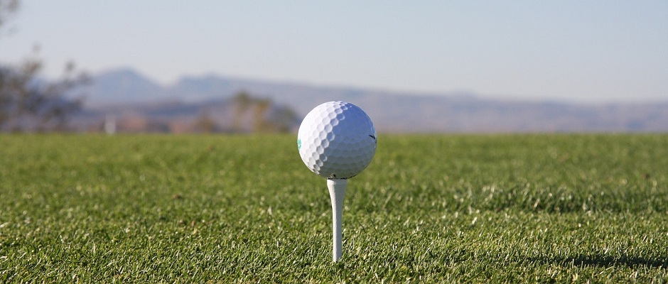 Abschlaghilfe und Golfball